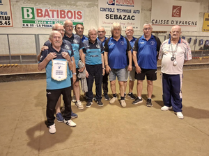 Pétanque : au boulodrome Camonil, Decazeville sacré champion de l'Aveyron de sport boules V4 en quadrettes
