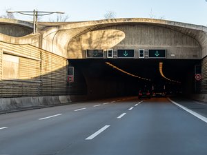 Il s'engage sur l'autoroute avec le réservoir d'essence presque vide, tombe en panne sous un tunnel et provoque un embouteillage, son permis de conduire est suspendu