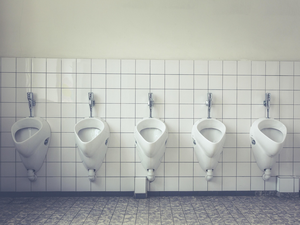 "Il n'y aura plus de papier toilette dans les WC garçons" : la sanction radicale d'un collège après des dégradations répétées commises par des élèves dans les sanitaires
