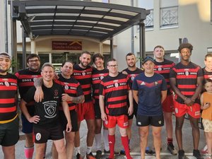 Les ascenseurs de l'Ehpad tombent en panne, rugbymen et footballeurs portent les résidents dans les étages jusqu'à leurs chambres