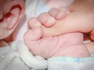 Le jour où elle sort de la maternité, le bus freine trop brusquement : son bébé de 8 jours est dans un état critique