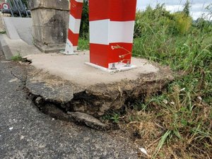 "Un abruti a défoncé le portique" : un camion arrache l'entrée du pont sur lequel il était trop grand pour passer dans le Lot