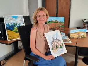 "J'adore votre pays, le Bassin et ses environs" : après avoir fui l'Ukraine, Kristina Pazukas peint les paysages aveyronnais et donnera bientôt des cours