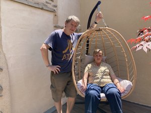 PORTRAIT. "Ici, il n'y a pas de boîte à clefs, on les accueille pour qu'il se sente comme à la maison" : rencontre avec Pascal et Florence à Estaing sur le chemin de Compostelle