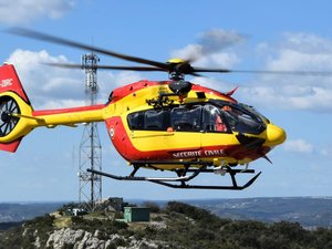 Il glisse alors qu'il défrichait un terrain et tombe de 8 mètres dans les gorges du Tarn, l'hélicoptère intervient