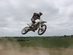 Il fait du motocross sur une base militaire en filmant des manoeuvres qu'il poste sur internet et finit privé de portable et de moto
