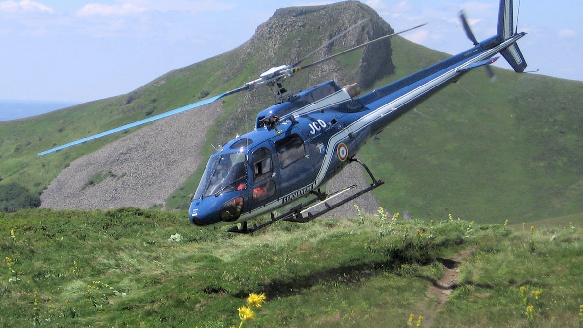 VIDÉO. Il était à la recherche d’un adolescent disparu : un hélicoptère de la gendarmerie se crashe en forêt, un mort et deux blessés graves