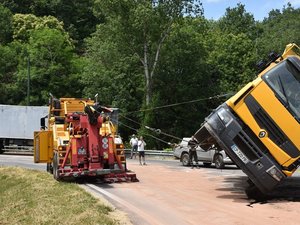 Le poids lourd et les trente tonnes de granulés transportés se renversent dans un virage sur une route départementale en Aveyron, la chaussée fermée trois heures durant