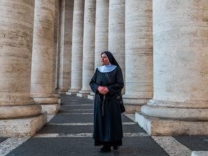 Quatorze religieuses ne manquent pas d'imagination et rouvrent une ancienne buvette dans les caves de l'abbaye pour payer les dépenses