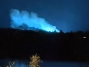 VIDÉOS. "Des lumières bleu-vert dans le ciel visibles à des kilomètres" : les images spectaculaires de l'incendie d'un transformateur électrique