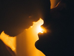 Le couple n'a pas pu se retenir et a fait l'amour jusqu'au bout, au milieu du parc et juste à côté d'une fête foraine