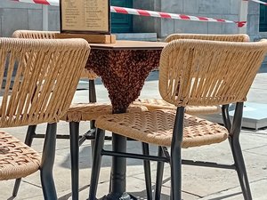 Insolite : l'essaim d'abeilles avait décidé de s'installer à la terrasse d'un café, sur cette place de Montpellier