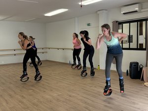 VIDÉO. "On s'éclate" : venez essayer le kangoo jump, place des Rutènes à Rodez, lors d'une démonstration à l'occasion de la fête de la musique