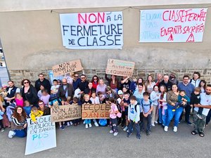 Colère des parents d'élèves de l'école publique liée à la fermeture d'une classe dans une autre commune de l'Aveyron