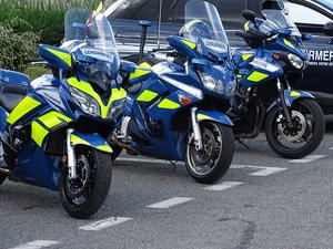 La voiture se déporte et percute plusieurs véhicules de gendarmerie en marge d'un G7, un mort et deux blessés