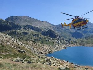 Une cordée d'alpinistes en fâcheuse posture sur une barre rocheuse dans les Pyrénées, mais l'hélicoptère des secours était dans les Alpes...