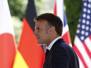 Emmanuel Macron : réouverture du détroit d'Ortmuz, porte-avion Charles de Gaulle, prix du carburant, droits de douane sur le vin... Ce qu'il faut retenir de l'interview du président de la République
