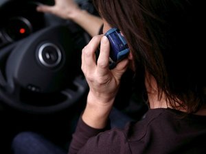 Téléphoner au volant peut désormais vous coûter cher : déjà 500 permis de conduire suspendus dans les départements où la mesure est en vigueur, le vôtre fait-il partie des huit concernés ?
