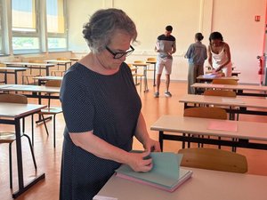 VIDÉO. Étiquetage des tables, affichage des consignes, répartition des salles : dans les coulisses d'une organisation millimétrée au lycée Foch de Rodez pour le baccalauréat