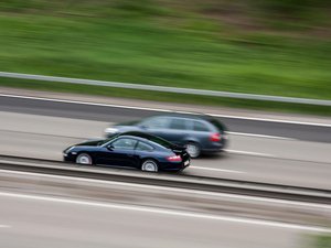 248 au lieu de 100 km/h, 130 km/h en agglomération : le chauffard interdit de permis de conduire filme ses exploits avec ses téléphones et se fait interpeller sans être flashé