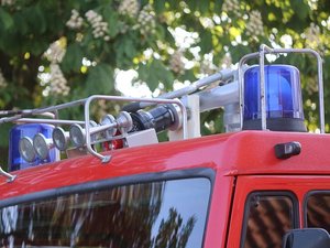 Un camion transportant des fûts de bière s'enflamme sur l'autoroute : longue opération pour décharger les caisses d'alcool