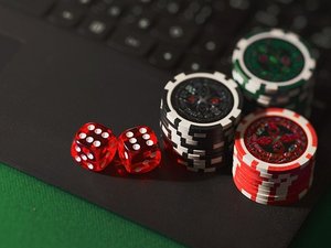 Plus de 45 000 paris sportifs, un million d'euros de dépenses : l'ex-maire est jugé pour avoir assouvi son addiction au jeu aux frais de la ville et de son parti