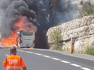 VIDÉO. Un bus s'enflamme sur l'autoroute A75 à hauteur au Pas de l'Escalette, le feu gagne la végétation