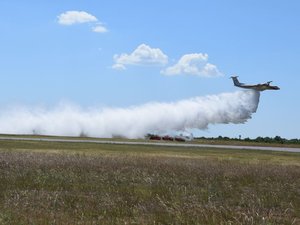 Ravitailler, à Rodez, les avions bombardiers d'eau : une base aérienne temporaire pour mieux lutter contre les incendies