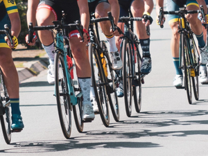VIDÉO. Une mamie perd le contrôle de son déambulateur électrique au passage des coureurs cyclistes et provoque le chaos dans le peloton