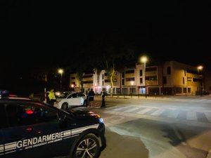 Les gendarmes qui poursuivaient une voiture dans la nuit se font percuter par un autre véhicule et finissent dans un camion-citerne