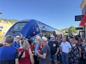 "Fermer l'accueil de la gare alors que nous n'avons plus rien" : forte mobilisation dans ce village de l'Aveyron pour garder l'accès au guichet SNCF