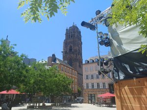 Jongleurs, combats médiévaux et humour à la Kaamelott : un premier soir animé pour les 500 ans du clocher de la cathédrale de Rodez
