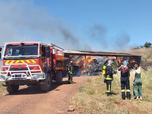 Une grange entièrement détruite par les flammes dans le Sud-Aveyron