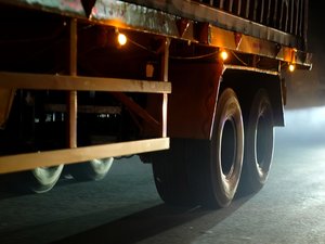 La roue du poids lourd se détache sur une autoroute d'Occitanie et percute deux voitures, les deux automobilistes à l'hôpital