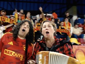VIDÉO. Musique : Sylvie Pullès se mêle au Kop ruthénois pour un hymne à l'Occitanie