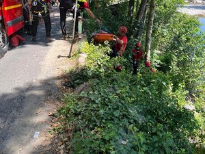 Il fait une sortie de route à scooter et tombe d'une dizaine de mètres plus bas près de la rivière, les techniques de secours sur corde utilisées pour secourir la victime