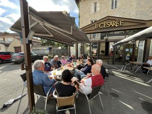 "Des gens qui essaient de se construire une vie ici" : dans cette ville d'Aveyron, la communauté anglophone se réunit dans un café... qui va fermer ses portes