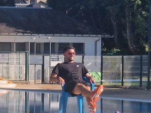 "Il m'a appris à aller sous l'eau sans me boucher le nez" : en Aveyron, Mathias Lacombe, un maître-nageur "pour aider les autres"
