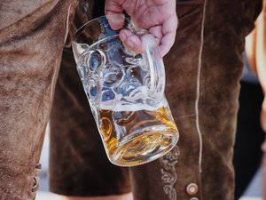 Vigilance rouge canicule : interdiction de consommer de l'alcool sur la voie publique durant la Fête de la musique dans les départements concernés, annonce le gouvernement