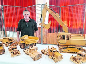 Chêne, hêtre, bois exotique n'ont pas de secret pour lui : à Lioujas, Éric Taurines sculpte la vie active