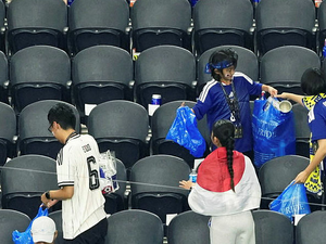 Coupe du monde 2026 : "Nous sommes des invités au Mexique", après la victoire face à la Tunisie, les supporters japonais nettoient le stade de Monterrey