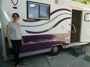 Sandra Mézy parcourt les routes de l'Aveyron avec son salon de coiffure mobile aménagé dans un camion