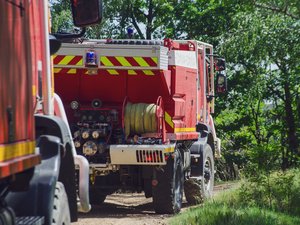 Les travaux d'un agriculteur déclenchent un incendie en Aveyron : 17 pompiers mobilisés près de la station météo du Soulobres
