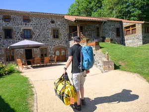Transporteurs, commerçants, baliseurs : les artisans du succès des chemins de Compostelle