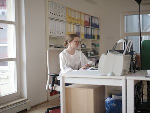 Canicule : peut-on s'habiller comme on le souhaite au travail pour ne pas souffrir de la chaleur ?