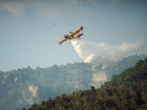 "Zone escarpée", "terrain difficile d'accès", "forte pente ascendante" : près de 130 sapeurs-pompiers luttent toujours contre l'incendie près de Millau avec des températures caniculaires