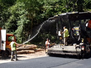 "Ces journées extrêmement chaudes sont de plus en plus fréquentes" : début des chantiers à 6 h, pauses fraîcheur... En Aveyron, la difficile adaptation des entreprises de BTP face à la canicule