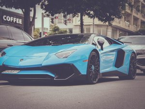 VIDÉO. Il s'arrête faire le plein d'essence à une station-service, sa voiture prend soudainement feu, le conducteur grièvement brûlé et sa Lamborghini détruite