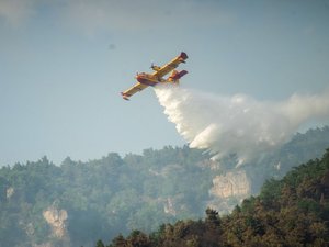 "Depuis plusieurs heures le feu n'a pas progressé" : 130 pompiers restent sur place, noyage des points chauds, levé du dispositif aérien... Le point sur l'incendie près de Millau ce 23 juin soir