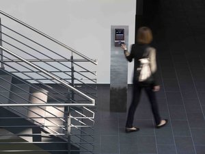 Il est licencié car il partait pendant plus d'une heure faire ses courses et sa collègue pointait parfois à sa place, il réussit à prouver que sa supérieure usait du même stratagème